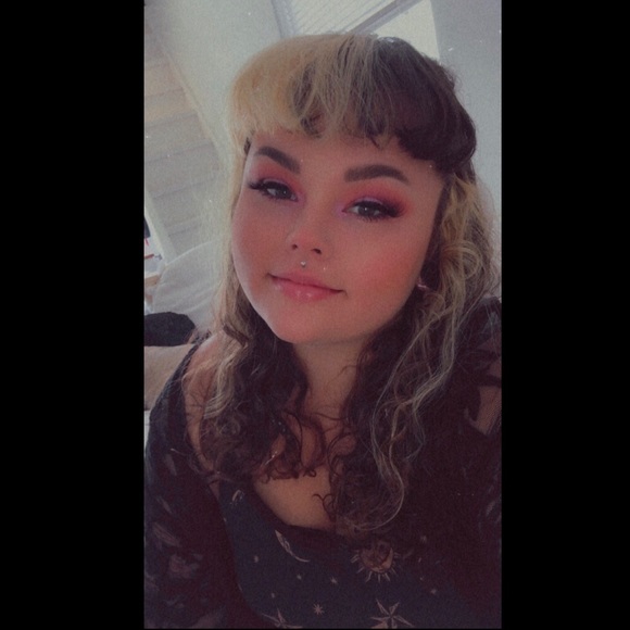 Meet your Posher, Claudia - Picture 2 of 3